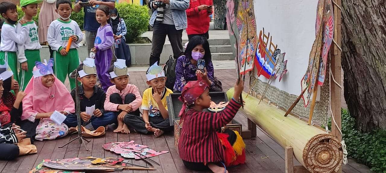 Kampanye Penyelamatan Sungai Brantas, Forum Kali Brantas Edukasi Pelajar Melalui Budaya (Fendi Lesmana/Ngopibareng.id)