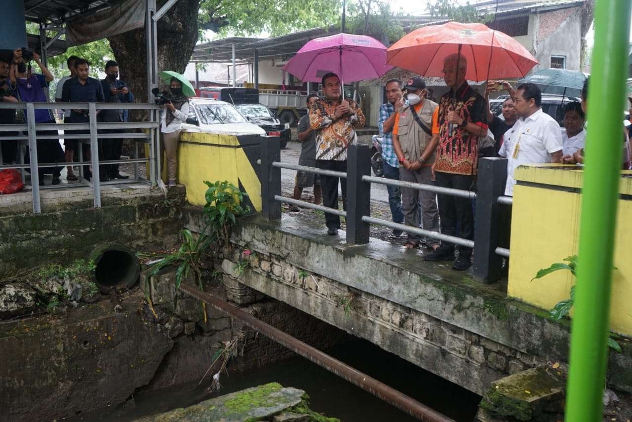 Ganjar Pranowo saat meninjau sungai di Cepu (foto: Humas Pemkab Blora)