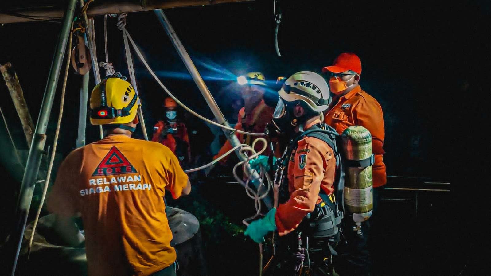 Proses evakuasi korban di dalam sumur, Desa Klumpit, Kecamatan Soko, Tuban (Foto: Khoirul Huda/Ngopibareng.id)