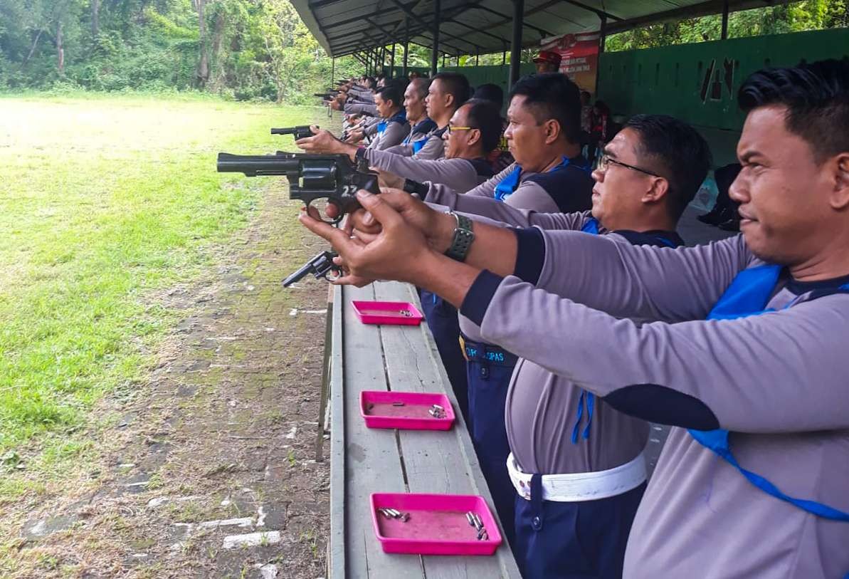 Satuan pengamanan lapas ikuti pelatihan menembak. (Foto: Aini Arifin/Ngopibareng.id)