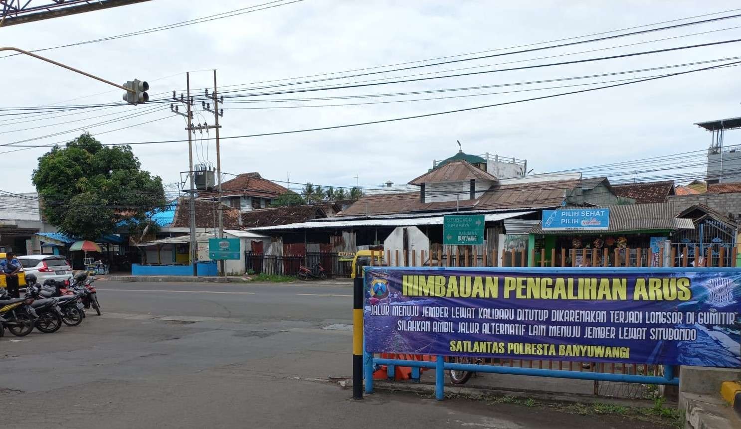 Papan imbauan pengalihan arus dipasang di depan pintu keluar pelabuhan Ketapang, Banyuwangi (foto: istimewa)