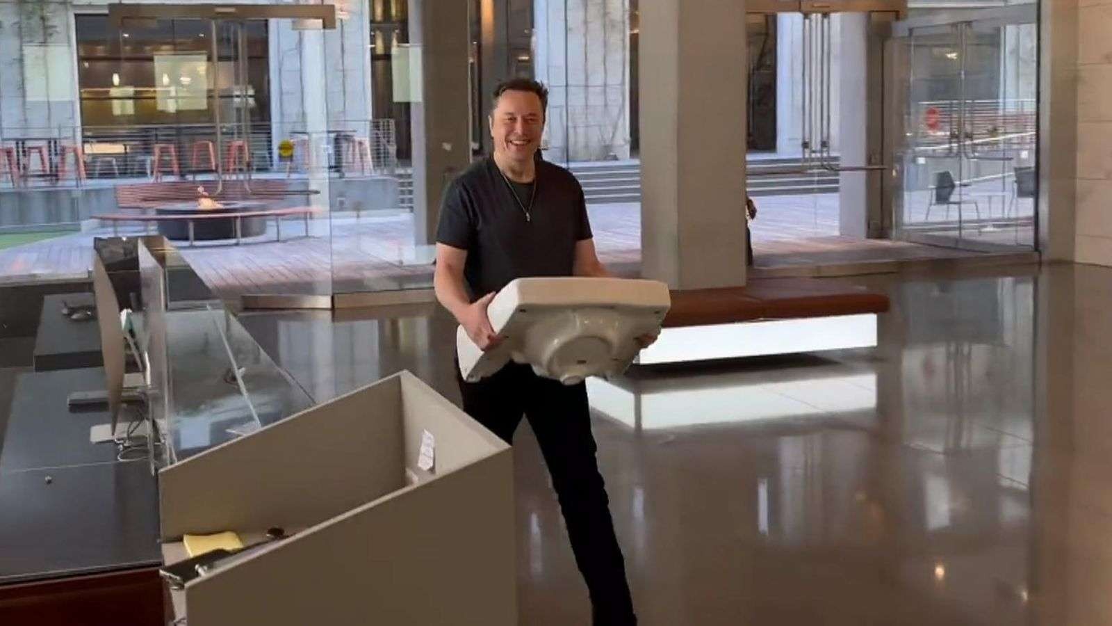 Elon Musk membawa wastafel di kantor Twitter, usai mengubah statusnya sebagai Chief Twit. (Foto: Twitter)