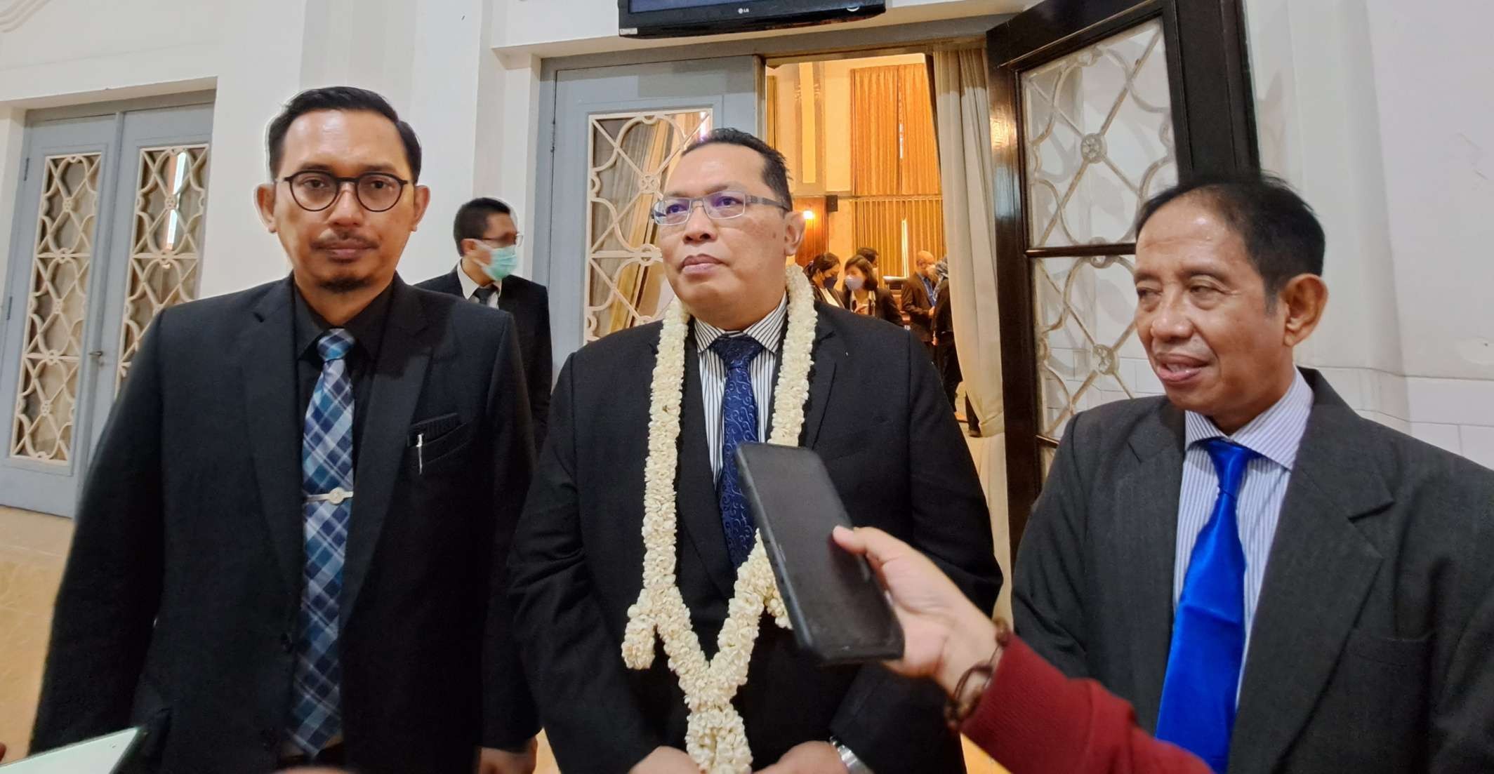 Prof. Dr. Mohd. Razif Mohamad Yunus (tengah) bersama Dr Ahmad Chusmu Romdhoni dan Dr Muhtarum Yusuf saat ditemui di FK Unair. (Foto: Pita Sari/Ngopibareng.id)