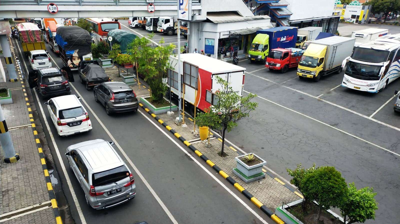 Situasi di area parkir Pelabuhan Ketapang saat pelayaran ditutup akibat cuaca buruk (Foto: Dok BPTD Ketapang)