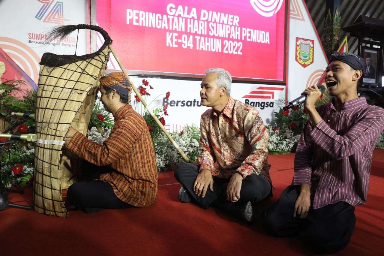 Gubernur Ganjar menghadiri gala dinner peringatan hari rumpah pemuda bareng seniman Wonosobo. (Foto: Dokumentasi Jateng)