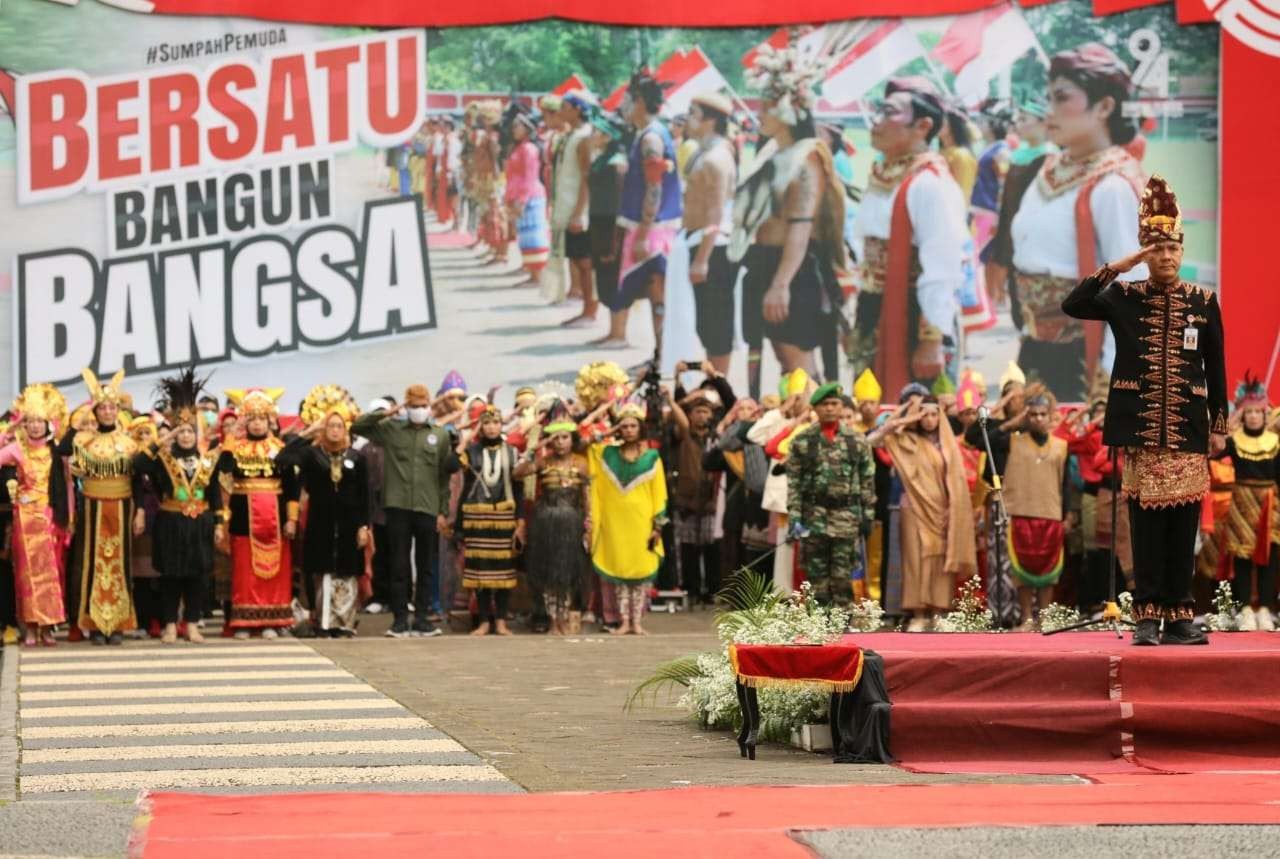 Gubernur Ganjar saat menjadi inspektur upacara peringatan Hari Sumpah Pemuda mengajak generasi milenial untuk menjawab tantangan bangsa. (Foto: Dokumentasi Jateng)