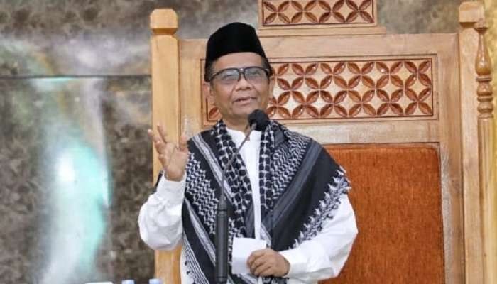 Menko Polhukam Mahfud MD menyampaikan khotbah salat Jumat di Masjid Al-Hikmah Unej. (Foto: Humas Menkopolhukam)