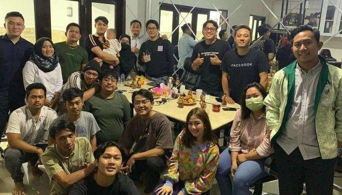 Karyawan Leslar Entertainment pamitan ke pasangan Lesti Kejora dan Rizky Billar. (Foto: Instagram @lensadonny)