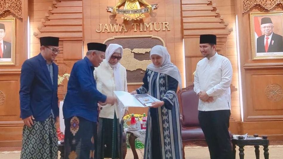 Gubernur Jawa Timur, Hj Khofifah Indar Parawansa bersama Wakil Gubernur Emil Elestianto Dardak, saat menerima silaturahmi jajaran PWNU Jawa Timur dipimpin Rais Syuriah KH M Anwar Manshur, Ketua PWNU Jawa Timur KH Marzuki Mustamar, serta Ketua Panitia Peringatan 100 Tahun NU, KH Abdus Salam Shohib, di Gedung Negara Grahadi, Surabaya. (Foto-foto: media center pwnu-jatim)