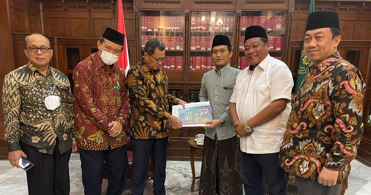 Silaturahmi jajaran PWNU Jatim dipimpin Wakil Ketua PWNU Jatim Dr H. Moh Ma'ruf Syah, H Robith Fuadi (Wakil Sekretaris) dan H Moh Amin Mujib (Wakil Bendahara) diterima Ketua Pengadilan Tinggi Surabaya,  Dr. H. Kresna Menon, S.H., M.HUM. (Foto: media-center pwnu-jatim)