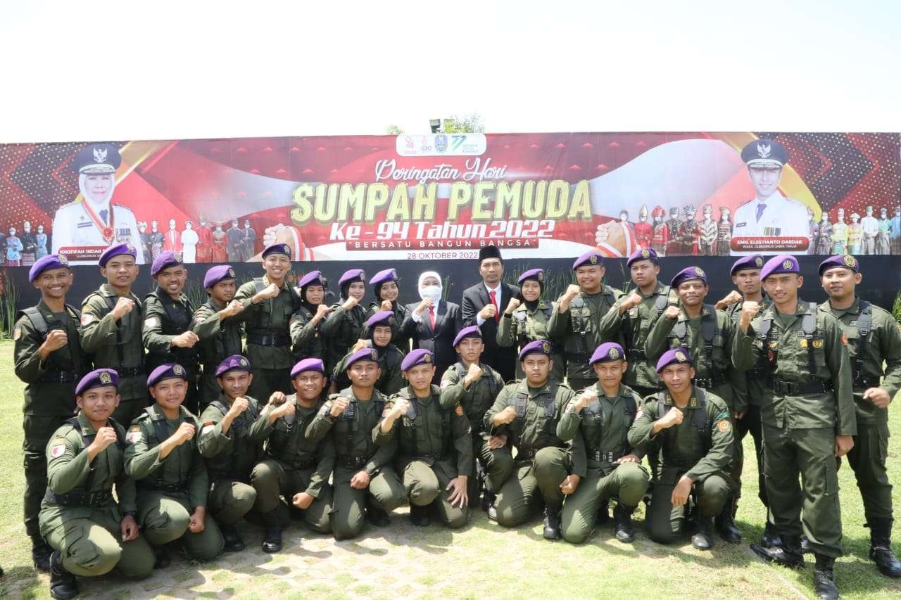 Gubernur Jatim, Khofifah Indar Parawansa (tengah) usai  upacara Peringatan Hari Sumpah Pemuda ke-94 Tahun 2022 di Alun-alun Kabupaten Madiun, Jumat 28 Oktober 2022. (Foto: Humas Prov Jatim)