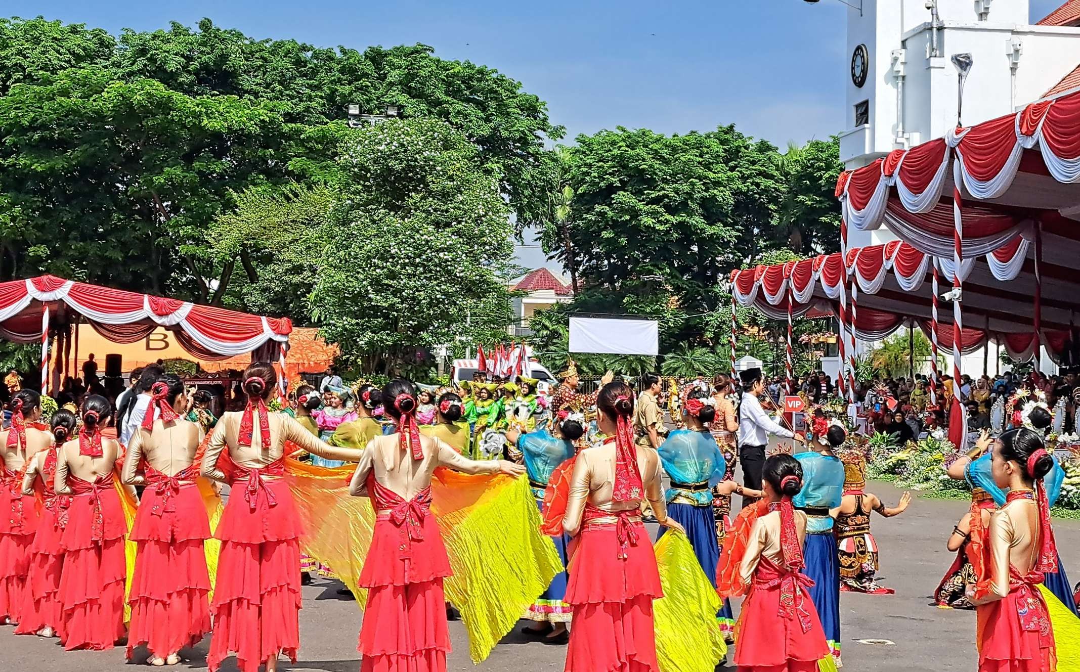 Walikota Surabaya, Eri Cahyadi membacakan puisi di tengah pertunjukan kolosal Hari Sumpah Pemuda, Jumat 28 Oktober 2022. (Foto: Pita Sari/Ngopibareng.id)