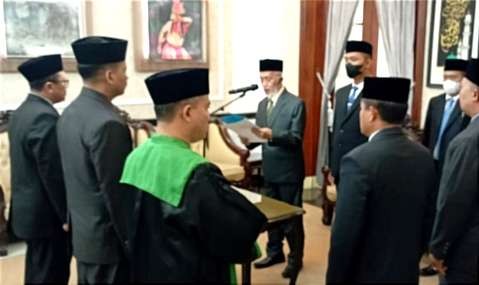 Bupati Salwa Arifin melantik dua pejabat eselon II, Agung Tri Handono dan M.Imron secara tertutup di Pringgitan Pendapa Bupati Bondowoso. (Foto: Humas Protokol Bondowoso)