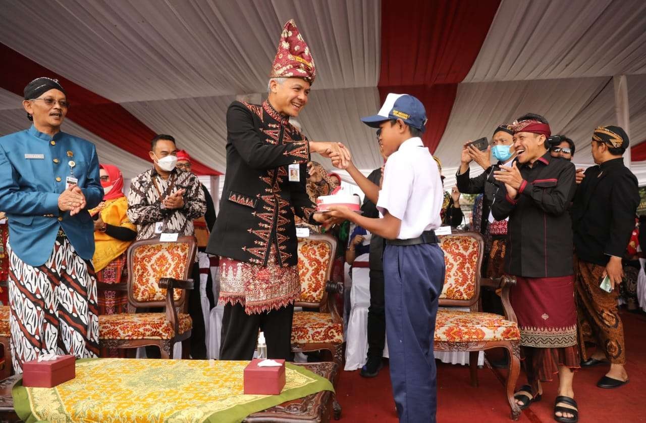 Salah satu pelajar SMP di Wonosobo bertemu Ganjar untuk berikan hadiah ultah. (Foto: Dokumentasi Jateng)