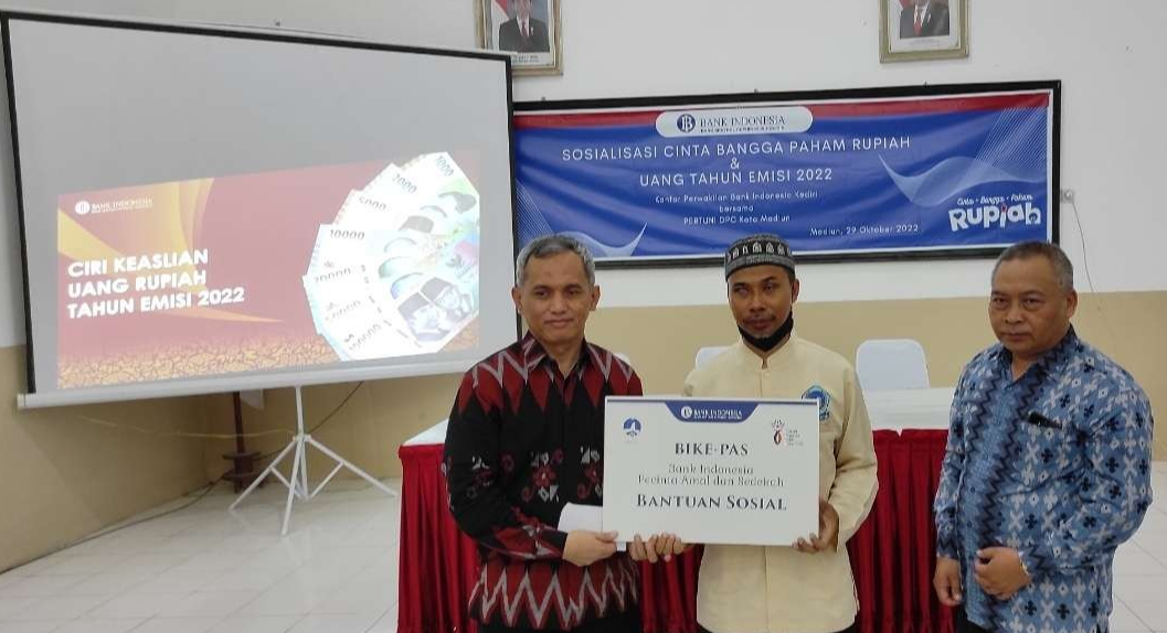 Bank Indonesia (BI) Kediri mengedukasi anggota Persatuan Tuna Netra Indonesia (Pertuni) Madiun mengenali ciri-ciri uang pecahan baru. (Foto: Fendi Lesmana/Ngopibareng.id)