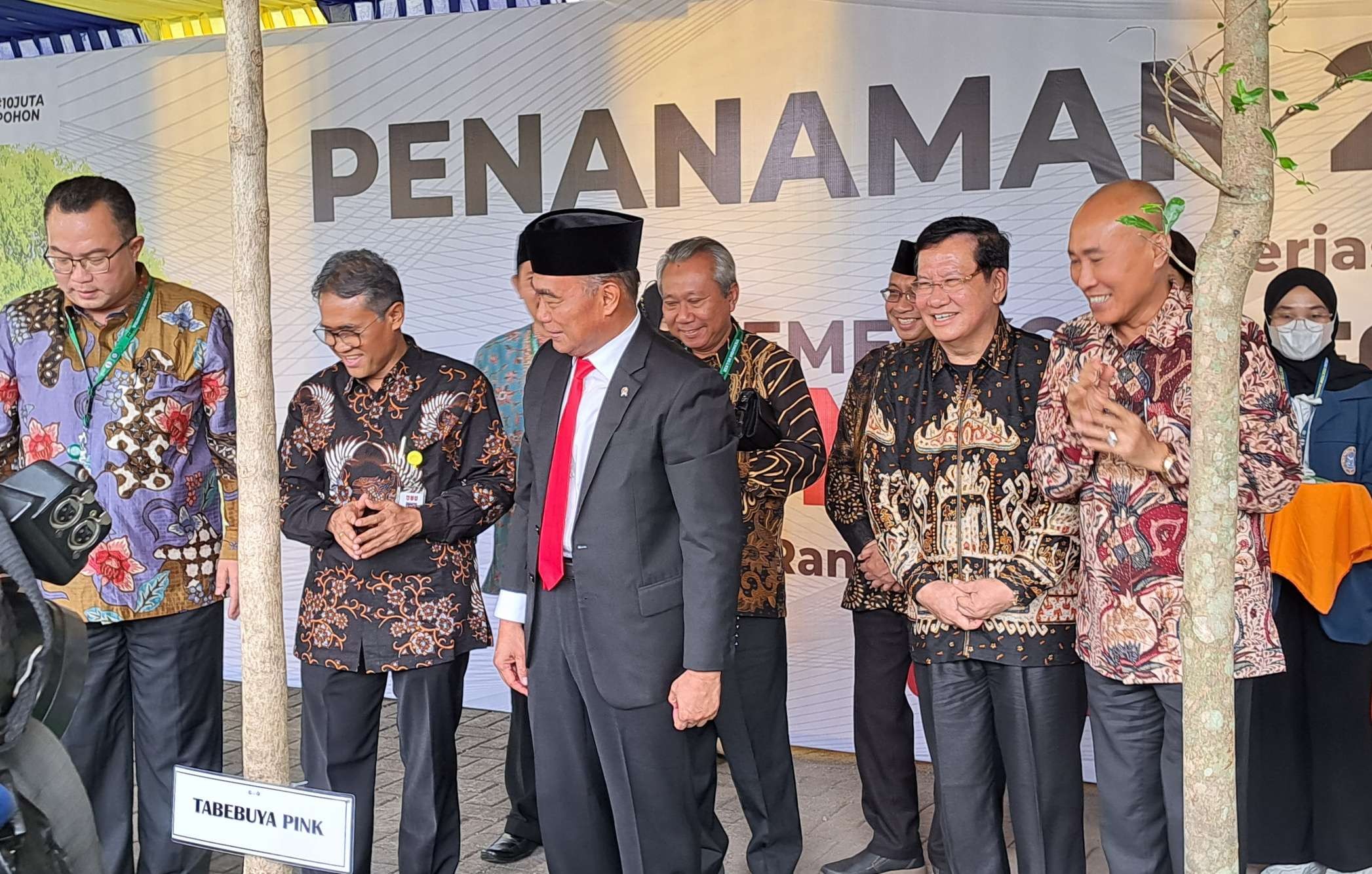 Menko PMK, Muhadjir Effendy bersama para rektor dalam Forum Rektor Indonesia (FRI) di Unair, Sabtu 29 Oktober 2022. (Foto: Pita Sari/Ngopibareng.id)