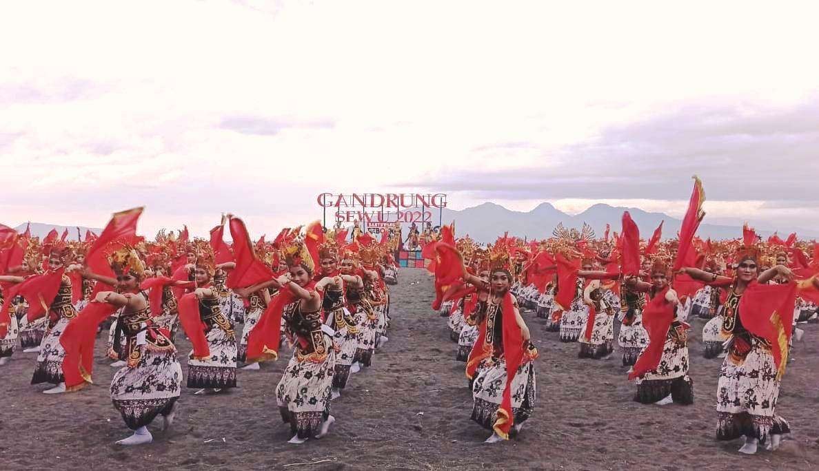 festival gandrung Sewu tahun 2022 menampilkan tema Sumunare Tlatah Blambangan. Tarian kolosal ini digelar di hamparan pasir pantai boom (foto: Muh Hujaini/Ngopibareng.id)