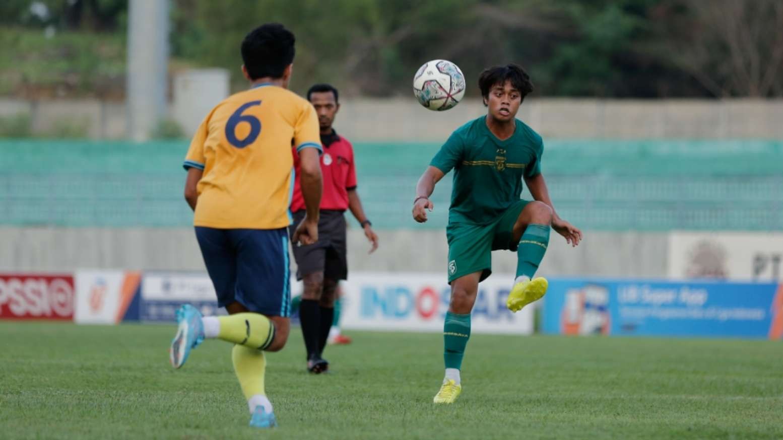 Pemain Persebaya, Andre Oktaviansyah (kanan) dalam laga uji coba melawan Gresik United FC di Stadion Gelora Joko Samudro, Gresik, Jumat 28 Oktober 2022. (Foto: Fariz Yarbo/Ngopibareng.id)