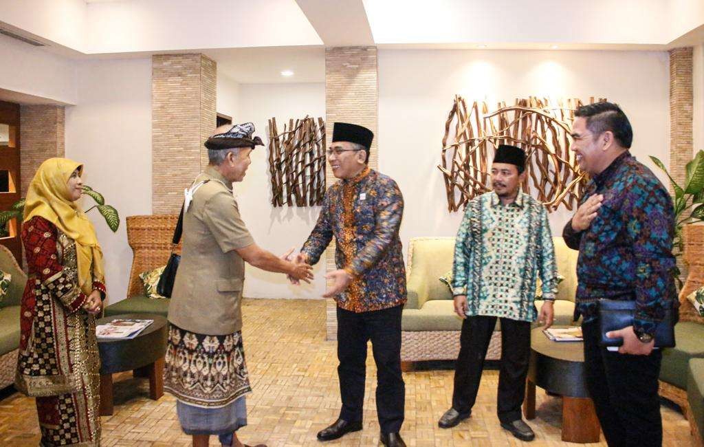 Ketua Umum PBNU K.H. Yahya Cholil Staquf menemui Sekretaris dan para pengurus Parisada Hindu Dharma Indonesia (PHDI) Bali untuk bersilaturahmi serta membicarakan perihal forum R20 di Nusa Dua, Bali, Jumat (28 Oktober 2022). Foto: lthn pbnu)