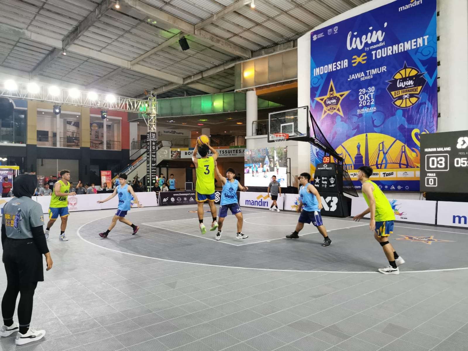 Peserta Livin by Mandiri Indonesia 3x3 Tournament saat berlaga pada babak final tingkat provinsi di Town Square, Surabaya, Sabtu 29 Oktober 2022. (Foto: Fariz Yarbo/Ngopibareng.id)