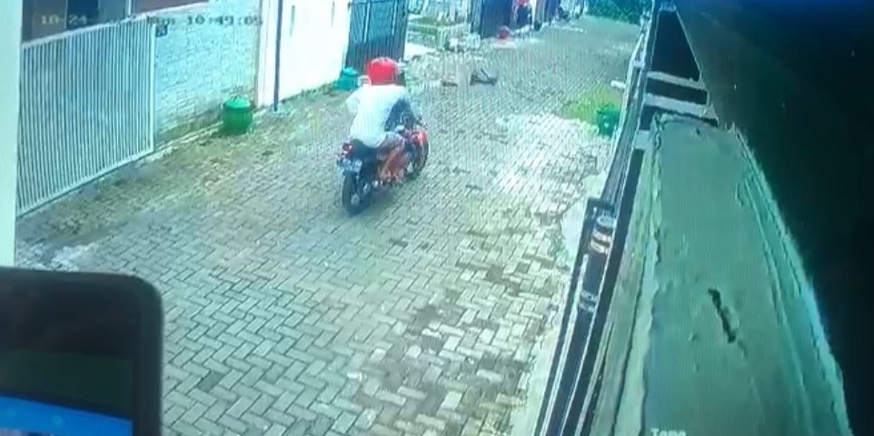 Pelemparan tas berisi bom ke rumah petugas Lapas Kelas 1 Malang. (Foto: Dokumentasi Kanwil Kemenkumham Jatim)