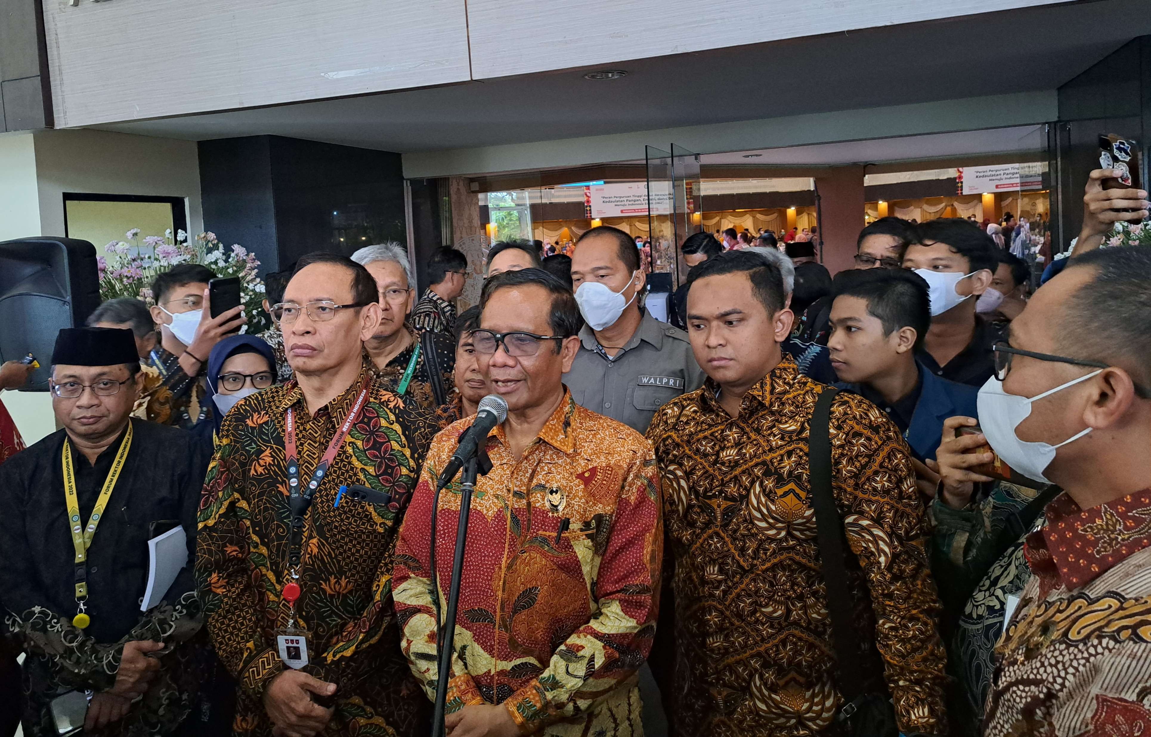 Menkopolhukam Mahfud MD bersama para rektor dalam FRI 2022 di Gedung ACC Unair. (Foto: Pita Sari/Ngopibareng.id)