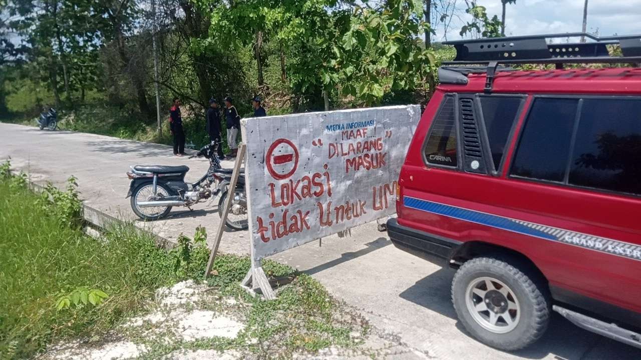 Tanda larangan masuk ke Wadung Gongseng (Ahmad Sampurno/Ngopibareng.id)