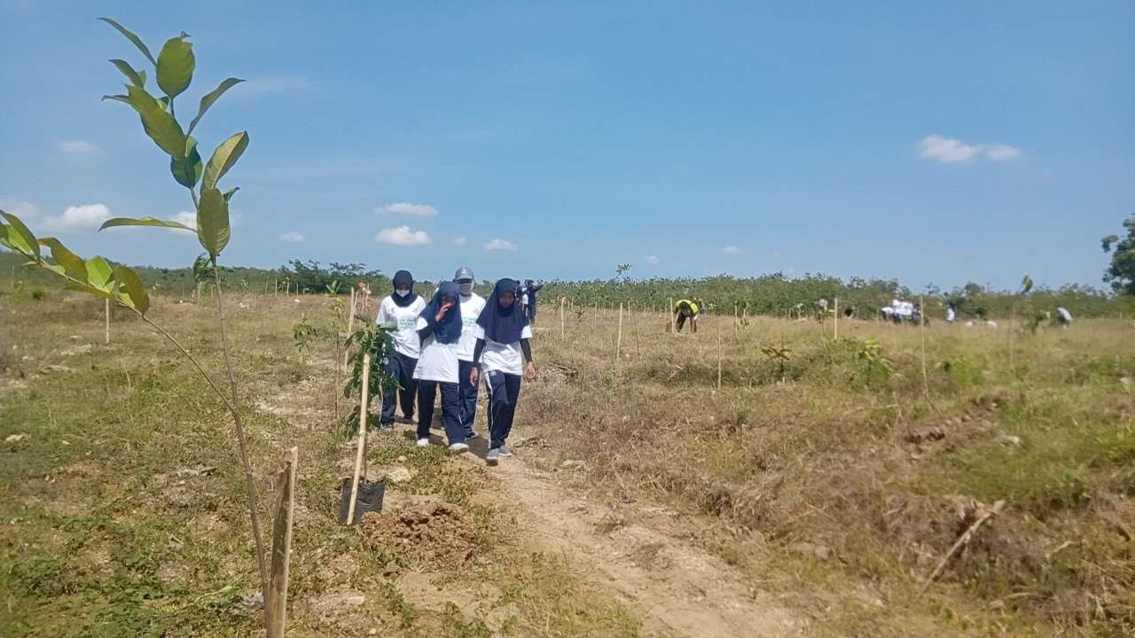 Sekelompok anak sekolah usai mengikuti tanam pohon pohon di lahan hutan sekitar Waduk Gongseng (Foto Ahmad Sampurno/Ngopibareng.id)