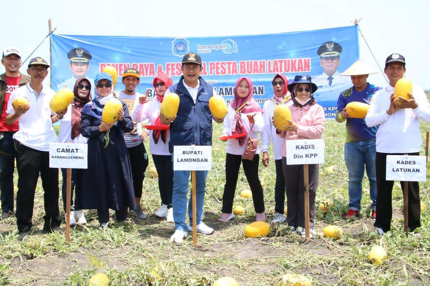 Bupati Lamongan Yurohnur Efendi dan warga hadiri Festival Buah di Desa Latukan, Kecamatan Karanggeneng, Lamongan, Minggu 30 Oktober 2022. (Foto: dok. Humas Pemkab Lamongan)