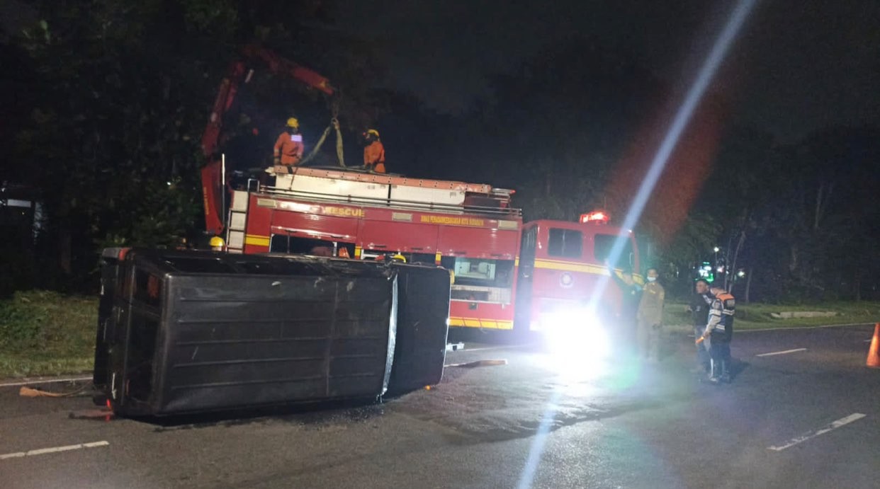 Proses evakuasi mobil kecebur sungai di Jalan Jemursari. (Foto: Andhi Dwi/Ngopibareng.id)