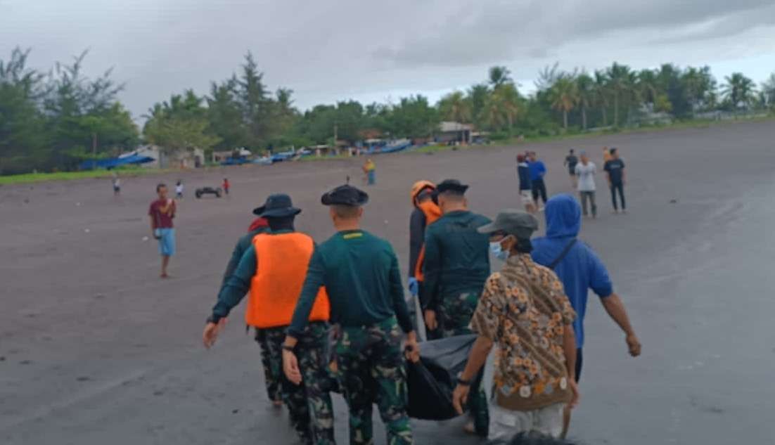 Tim SAR gabungan mengevakuasi korban untuk dibawa ke rumah duka (Foto: Istimewa)