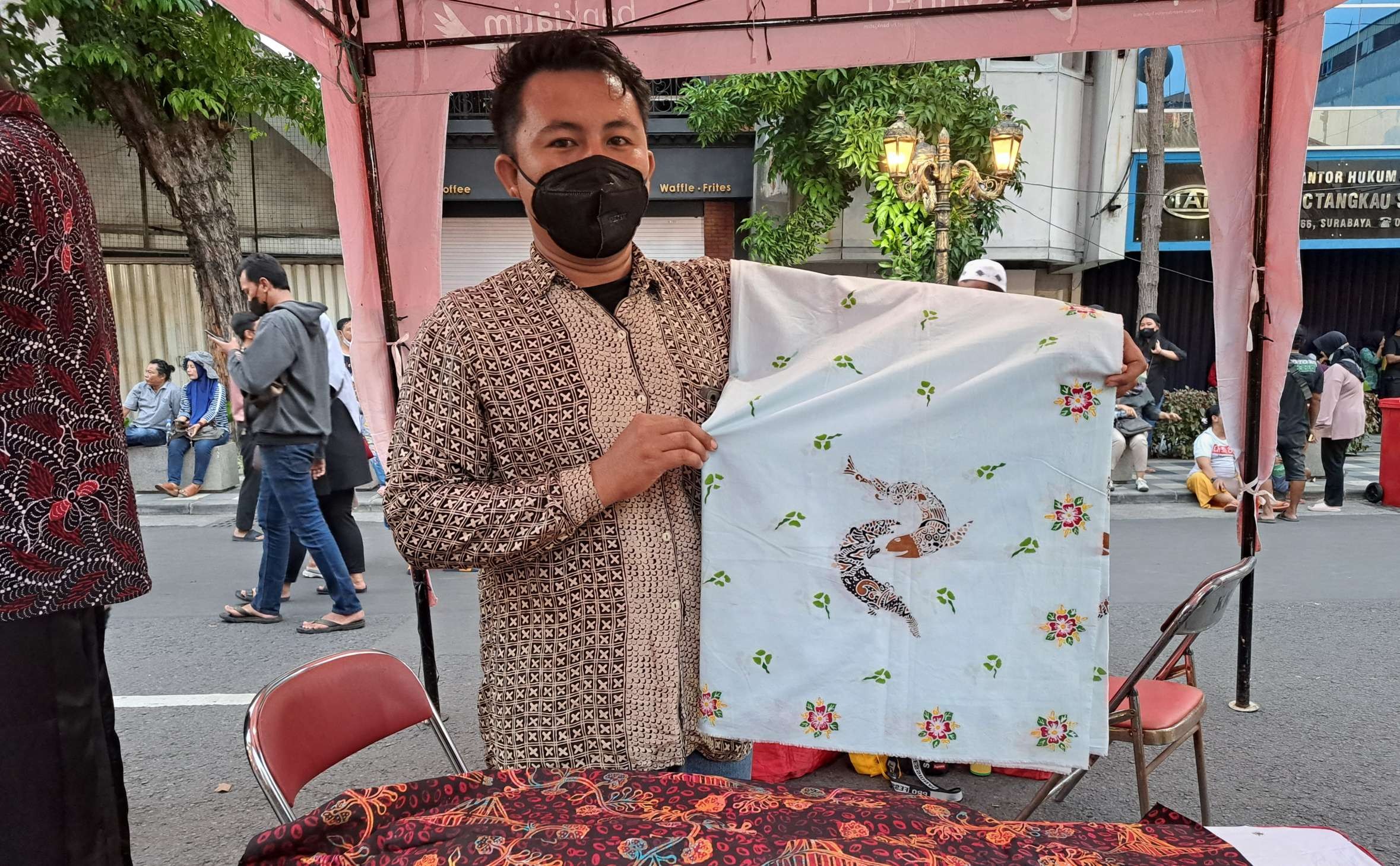 Pembatik asal Surabaya saat menunjukan batik motif batik Suro dan Boyo dalam Karnaval Nang Tunjungan. (Foto: Pita Sari/Ngopibareng.id)