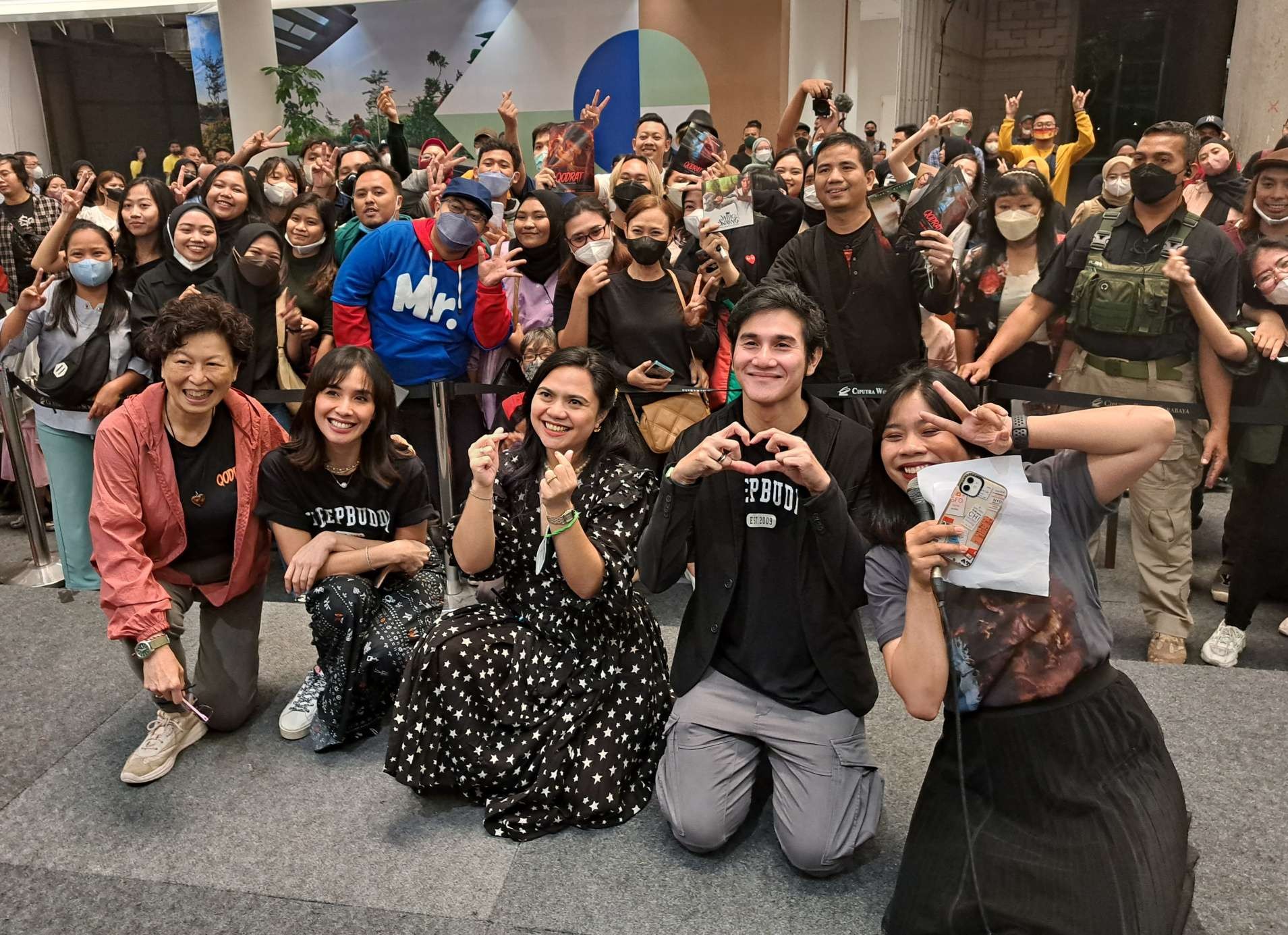 Vino G Bastian bersama Marsha Timothy dan produser film saat menyapa para penggemarnya di Surabaya. (Foto: Pita Sari/Ngopibareng.id)