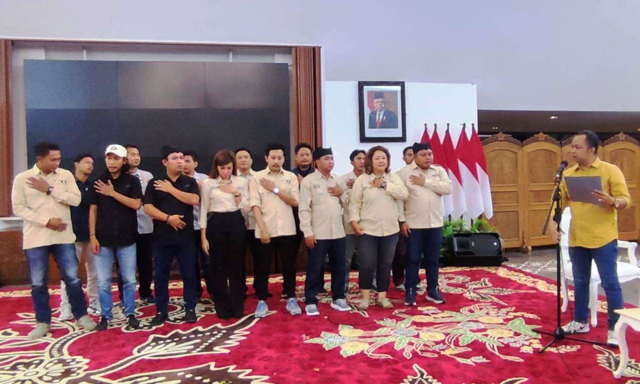 Jajaran pengurus IJTI Korda Banyuwangi dilantik oleh Ketua Bidang Organisasi IJTI Pusat M. Jazuli. (Foto: Dokumentasi IJTI)