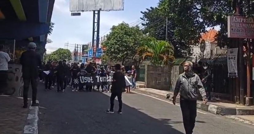 Aksi damai Aremania terkait tragedi Kanjuruhan di Kejaksaan Negeri (Kejari) Kota Malang, Senin 31 Oktober 2022. (Foto: Twitter.com)