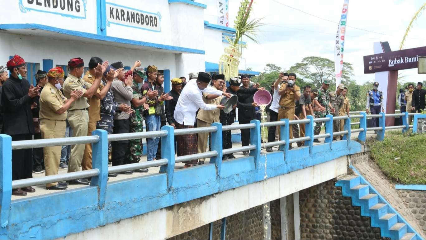 Wakil Bupati Banyuwangi Sugitah menuangkan dawet ke sungai dalam ritual Bubak Bumi (Foto:Humas Pemkab Banyuwangi)