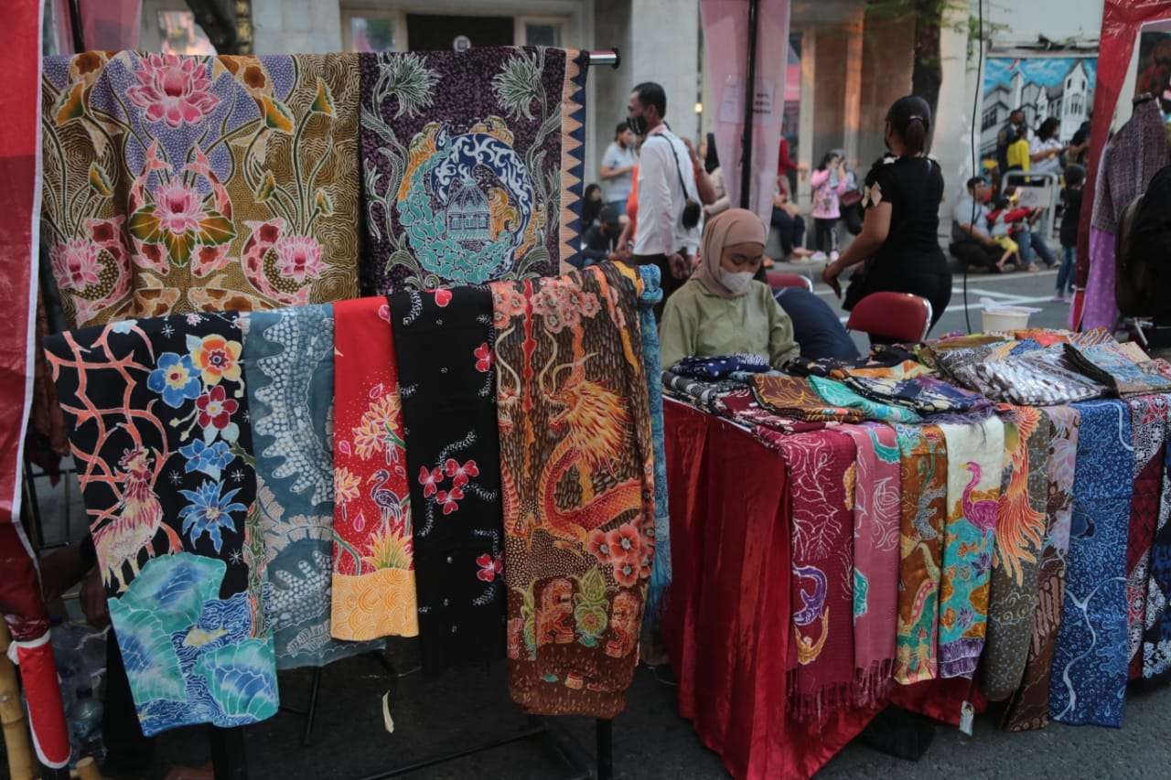 UMKM batik yang ada di Karnaval Nang Tunjungan, Jalan Tunjungan Surabaya. (Foto: Pita Sari/Ngopibareng.id)