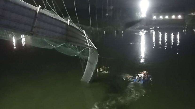 Jembatan di kota Morbi, Gujarat, India, ambruk pada Minggu 30 Oktober 2022. Diduga kelebihan muatan. (Foto: Times of India)