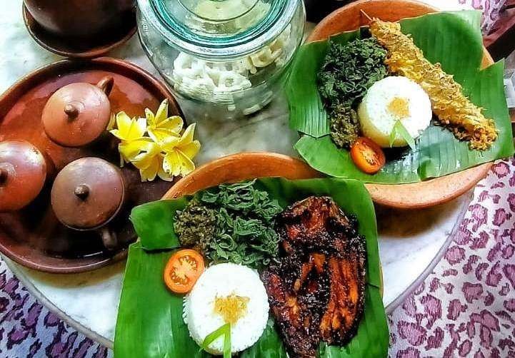 Menu bandeng presto goreng dan bandeng bakar tanpa duri warung Sentong Songo. (Foto: Andito/Ngopibareng.id)