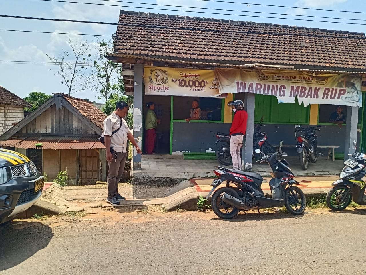 Anggota Polsek Grabagan sedang melakukan Olah Tempat Kejadian Perkara (Foto: Dok Polsek Grabagan)