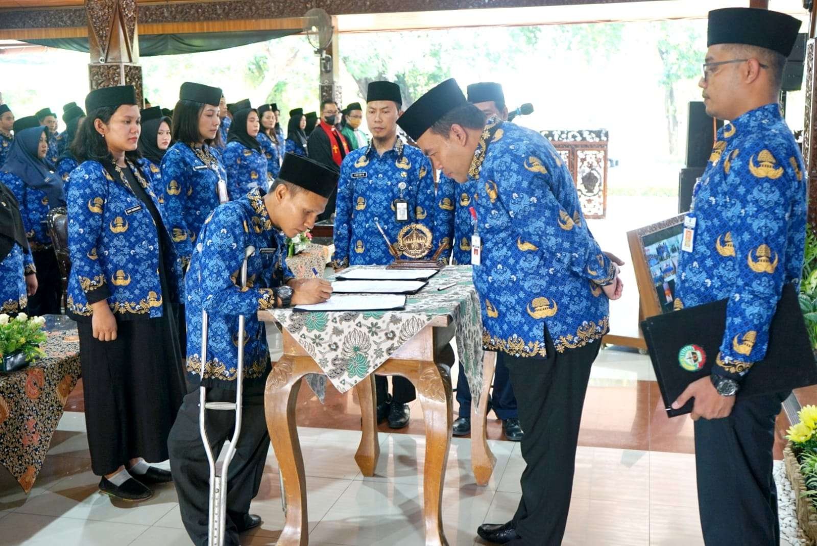 Perwakilan difable dalam penandatangan berita acara pelantikan PNS di lingkungan Pemkab Blora. (Foto: Humas Pemkab Blora)