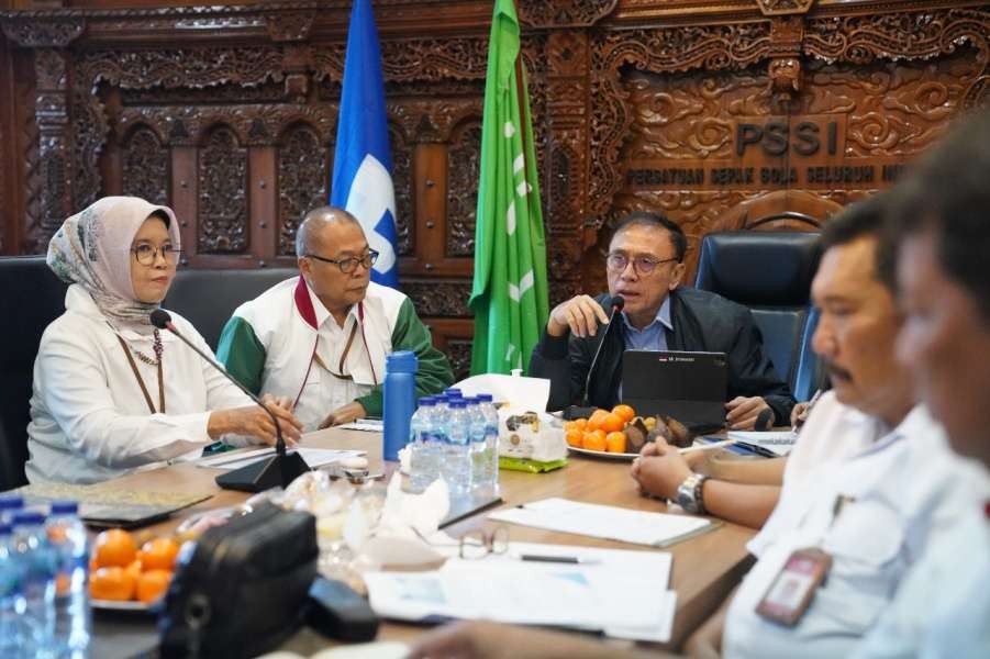 Rapat Satgas Transformasi Sepak Bola Indonesia yang dipimpin oleh Ketua Umum PSSI Mochamad Iriawan, Senin 31 Oktober 2022 di Kantor PSSI, Jakarta. (Foto: PSSI)