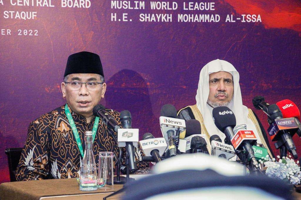 Ketua Umum Pengurus Besar Nahdlatul Ulama (PBNU) Yahya Cholil Staquf (Gus Yahya) bersama Sekjen Liga Muslim Dunia Syaikh Mohammed Al-Issa saat Konferensi Pers di Hotel Grand Hyatt, Nusa Dua, Bali, Selasa 1 November 2022. (Foto: humas R20)