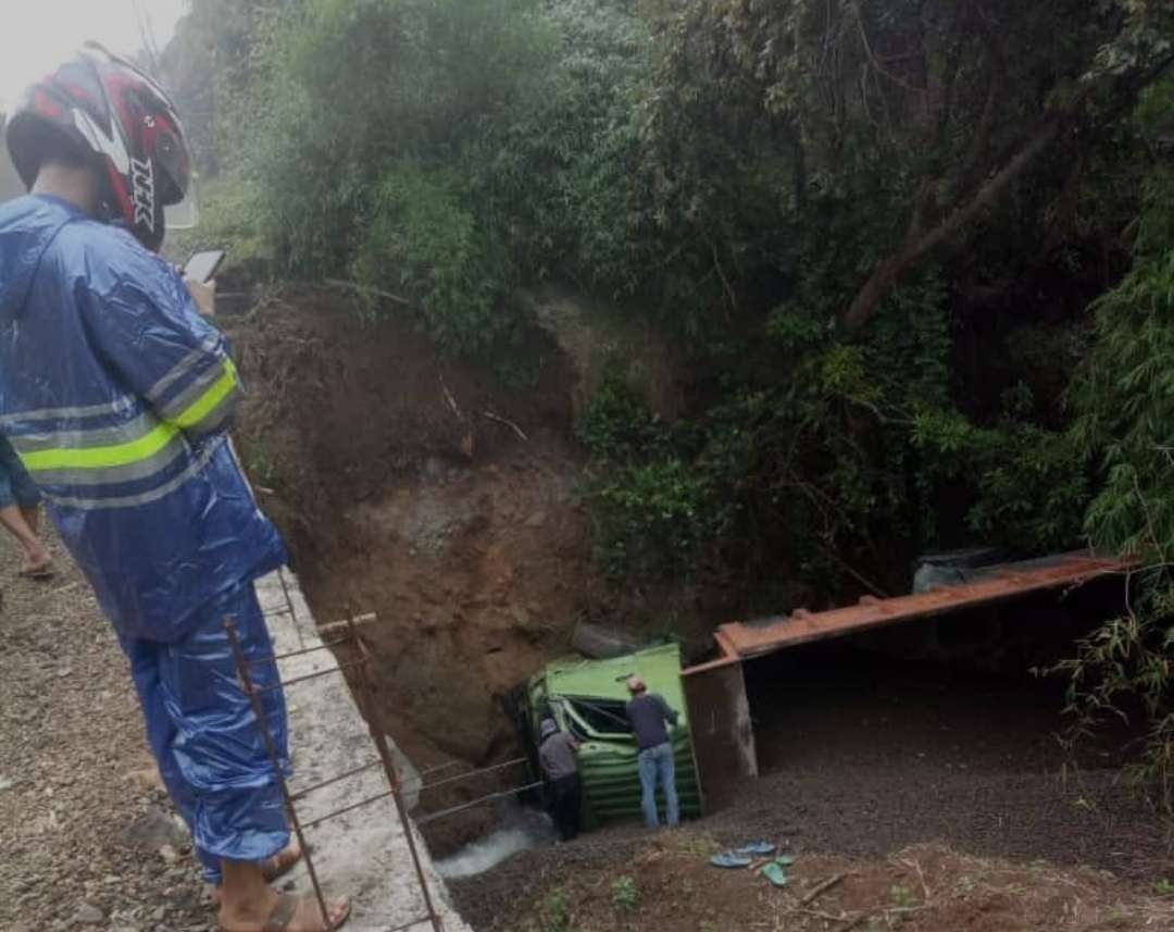 Dump truk masuk sungai.(Foto Dokumen Satlantas)