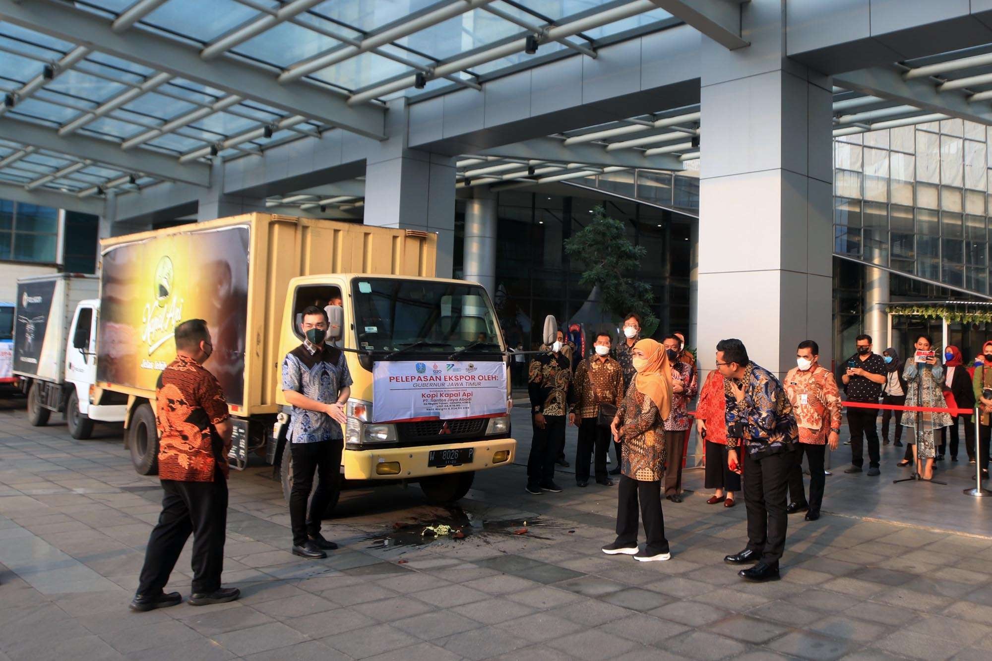 Gubernur Jatim, Khofifah Indar Parawansa (dua dari kanan) melepas ekspor di Hotel Novotel Samator, Surabaya, Selasa 1 November 2022. (Foto: Fariz Yarbo/Ngopibareng.id)