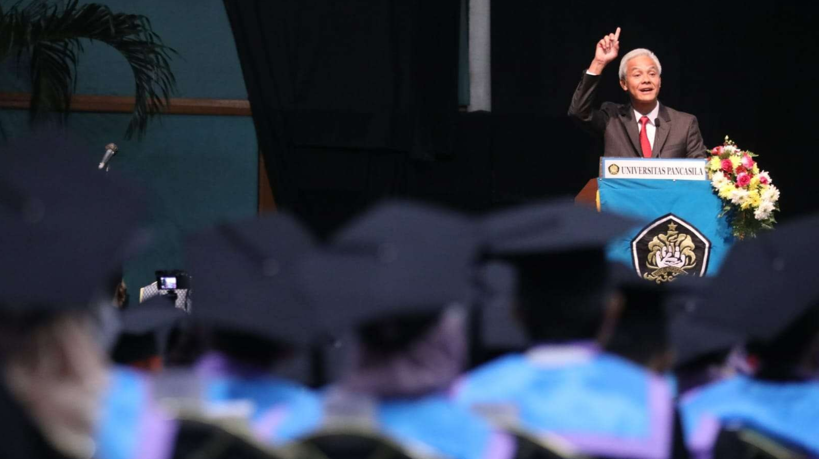 Gubernur Jawa Tengah Ganjar Pranowo saat berbicara di depan wisudawan  Universitas Pancasila Jakarta, Selasa 1 November 2022. (Foto: dok Humas Pemprov Jateng)