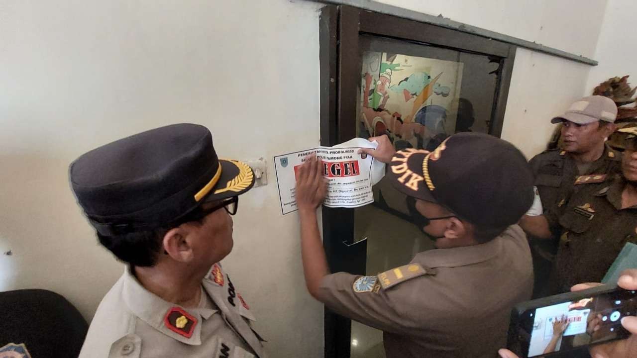 Tim gabungan saat menyegel ruangan karaoke di Hotel Tampiarto, Kota Probolinggo. (Foto: Ikhsan Mahmudi/Ngopibareng.id)