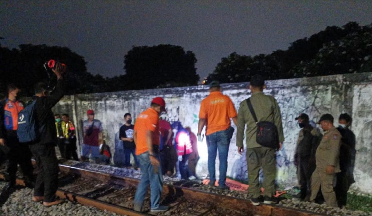 Petugas evakuasi bocah 11 tahun yang tewas tertabrak kereta di perlintasan Bubutan (Foto: dok. Call Center 112)