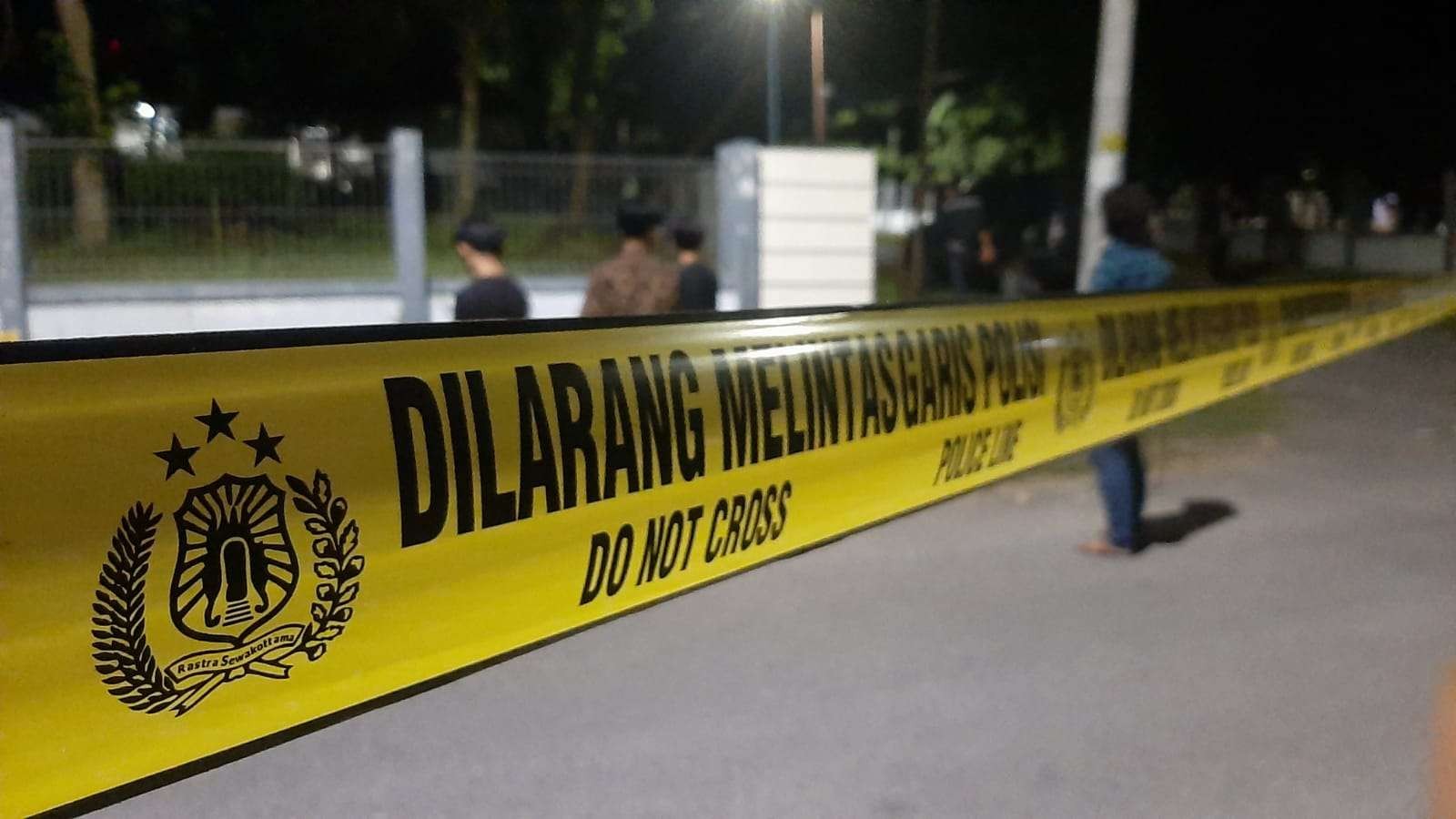 Pasang garis polisi, petugas Polres Blora melakukan oleh TKP malam tadi (Foto: Ahmad Sampurno/Ngopibareng.id)