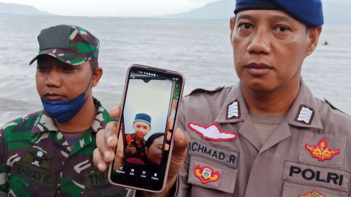 Petugas menunjukkan foto korban yang tenggelam di Pantai Sukowidi, Banyuwangi, Jawa Timur. (Foto: Muh Hujaini/Ngopibareng.id)